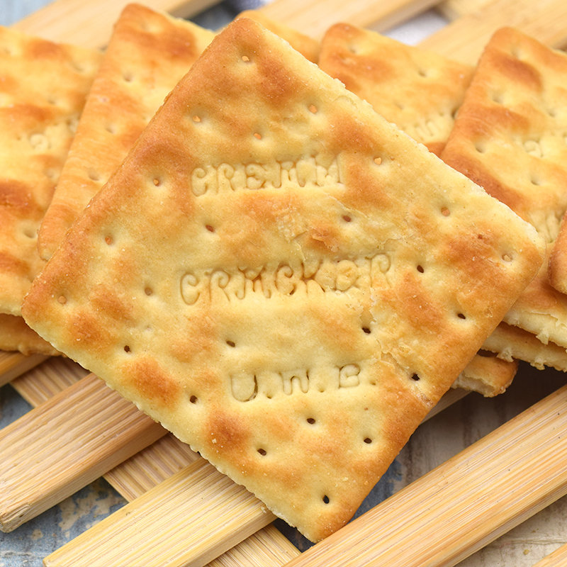 印尼进口休闲零食品 正方形奶油苏打饼干 代餐咸味粗粮饼干小吃(正