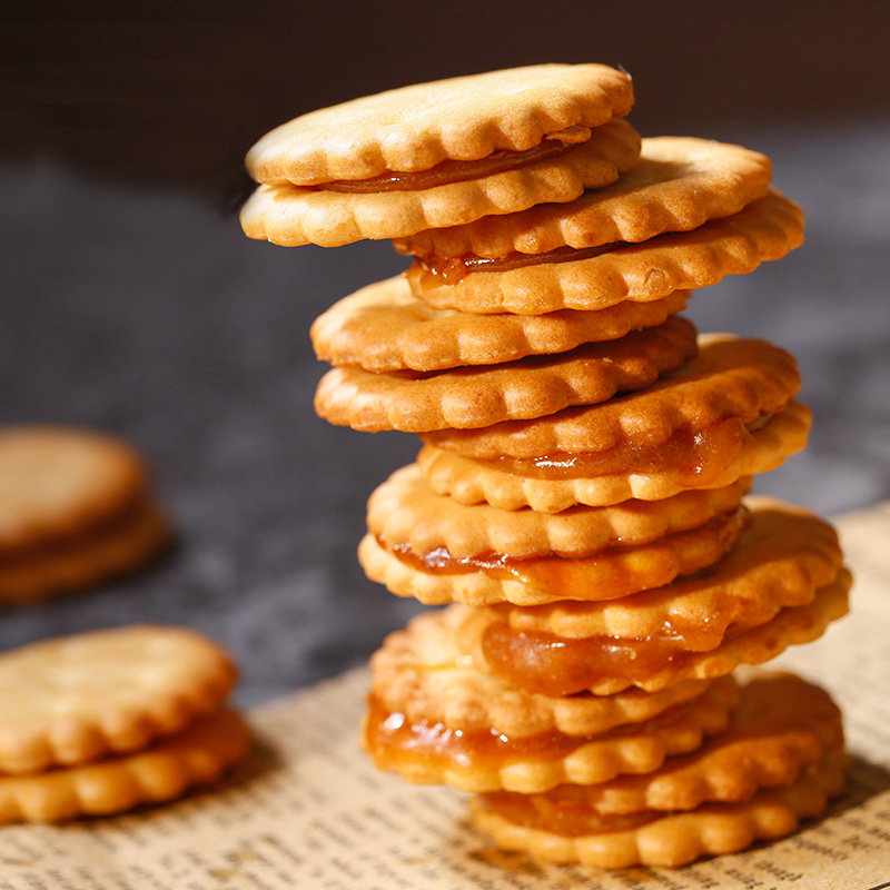 冬己咸蛋黄饼干网红黑糖麦芽办公室散装小多口味零食夹心冬已休闲