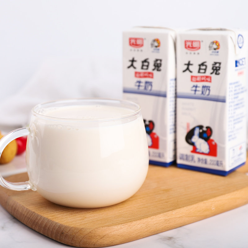 【12月产】光明 大白兔奶糖风味牛奶200ml*6盒 轻巧装(酸奶)