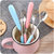 陶瓷柄不锈钢水果叉子甜品小勺子E145家用餐具调羹长柄汤勺lq2900(蓝色小勺)第4张高清大图